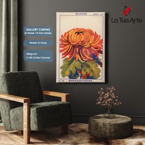 Puede incluir: Una impresi&oacute;n art&iacute;stica en lienzo enmarcada que presenta una vibrante ilustraci&oacute;n de una flor de crisantemo. La obra de arte, etiquetada como "FLEURS" y "CHRYSANTHEME", est&aacute; lista para colgar y est&aacute; hecha con lienzo 100% algod&oacute;n. El lienzo tiene 3,8 cm de grosor.