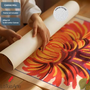 Puede incluir: Una impresi&oacute;n en lienzo enrollada con un vibrante dise&ntilde;o floral en tonos rojos, naranjas y amarillos. El lienzo est&aacute; etiquetado como "CANVAS ROLL" y "Frame not included". El lienzo es de 300gr/m2 y 100% algod&oacute;n. La marca "La Tua Arte" es visible.
