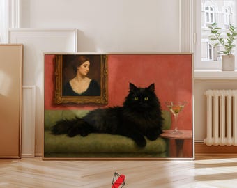 Op de afbeelding: Een ingelijste kunstdruk met een zwarte kat die op een groene bank ligt met een martini. Een portret van een vrouw hangt aan de rode muur. Het kunstwerk heeft een vintage, klassieke stijl.