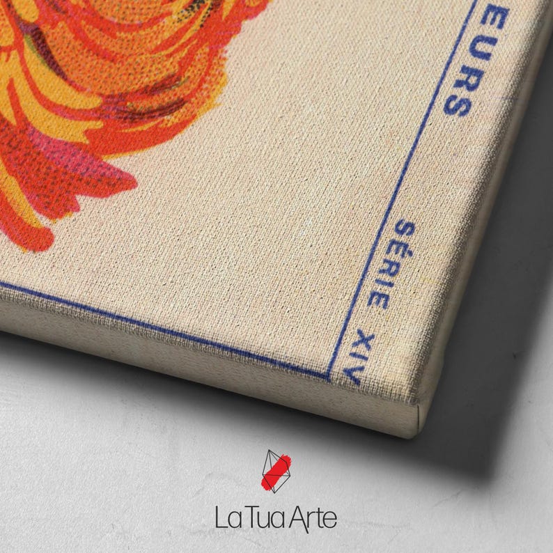 Puede incluir: Primer plano de una impresi&oacute;n en lienzo con un vibrante dise&ntilde;o floral naranja y rojo. El lienzo tiene un fondo beige con un borde azul y el texto "SERIE XIV" y "EURS". El logotipo "La Tua Arte" est&aacute; en la esquina inferior.