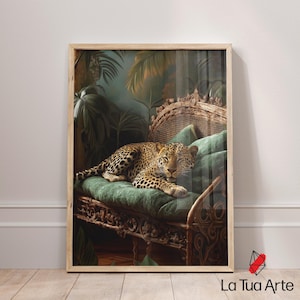 Könnte beinhalten: Ein gerahmter Kunstdruck mit einem Leoparden, der auf einem dunkelgrünen Samtkissen auf einer verzierten Holzbank ruht. Der Hintergrund zeigt üppige tropische Palmenblätter in tiefen Grün- und Brauntönen. Der Text La Tua Arte ist sichtbar.