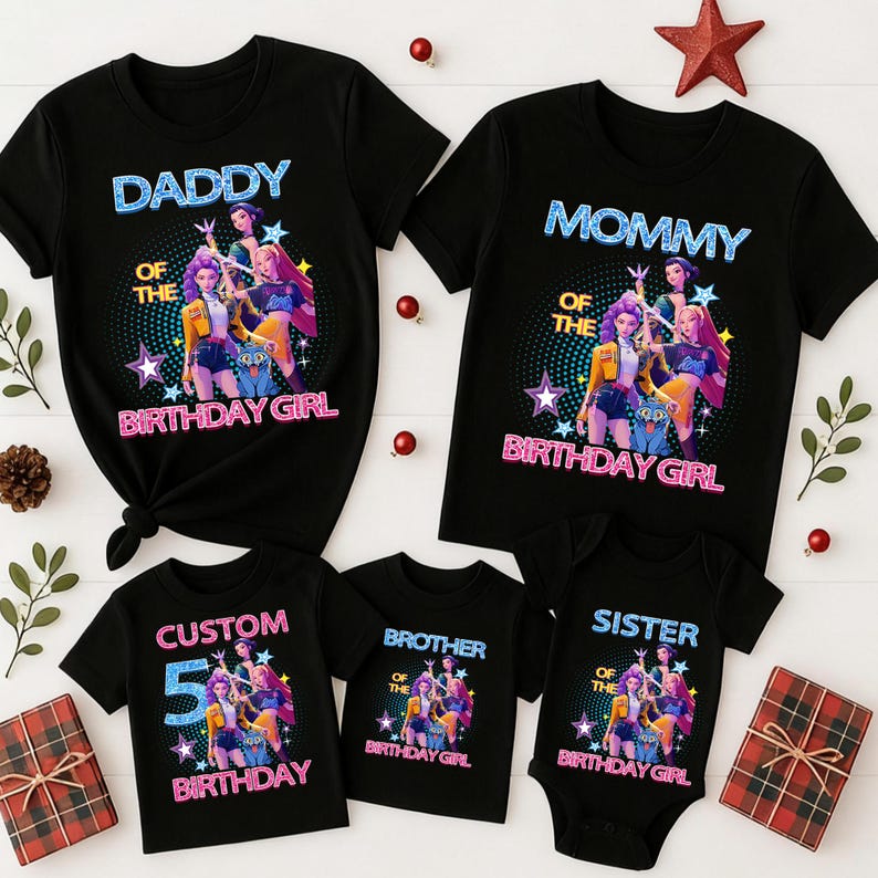 Puede incluir: Camisetas negras de cumplea&ntilde;os familiar con los textos "Daddy", "Mommy", "Brother", "Sister" y "Custom 5 Birthday". Cada camiseta presenta un gr&aacute;fico colorido de un grupo de chicas animadas. Decoraciones festivas.