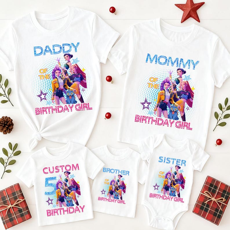 Puede incluir: Camisetas blancas y un body con gr&aacute;ficos coloridos y texto. Las camisetas dicen "Pap&aacute;", "Mam&aacute;", "Personalizado 5", "Hermano" y "Hermana" con "Birthday Girl" y gr&aacute;ficos de estrellas. Un tema festivo de cumplea&ntilde;os familiar.