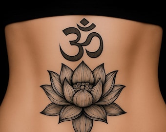 Può includere: Un tatuaggio nero e grigio con il simbolo Om sopra un fiore di loto dettagliato. Il tatuaggio è centrato sull'addome, con l'inchiostro nero che contrasta con la pelle.