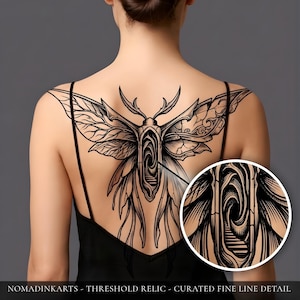 Op de afbeelding: Een zwart-wit mot-tattoo-ontwerp op de rug van een persoon. De tattoo heeft ingewikkelde lijnen en een gedetailleerd spiraalontwerp in het midden. De afbeelding bevat de tekst "NOMADINKARTS - THRESHOLD RELIC - CURATED FINE LINE DETAIL."