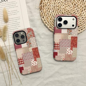 Puede incluir: Dos fundas para teléfono con un diseño de patchwork en tonos rojos, rosas y crema. Las fundas presentan una variedad de patrones, incluyendo estampados florales, cuadros vichy y motivos de estrellas. Las fundas se muestran sobre un fondo neutro.