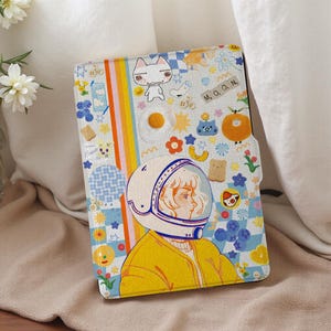 Uroczy rysunkowy kolaż Kindle Paperwhite Case 11/10 generacji | 6,8" skórzana obudowa premium | Automatyczne wybudzanie/uśpienie | Pasuje do PW 1/2/3/4 | Najlepszy prezent