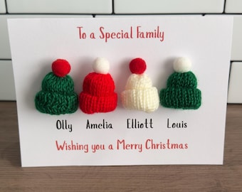 Biglietto di auguri natalizio personalizzato per la famiglia – Mini cappellini lavorati a maglia – Nomi personalizzati – Biglietto festivo fatto a mano – Simpatico biglietto di auguri natalizio con cappello invernale