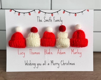 Biglietto di auguri natalizio personalizzato per la famiglia – Mini cappellini lavorati a maglia – Nomi personalizzati – Biglietto festivo fatto a mano – Simpatico biglietto di auguri natalizio con cappello invernale - ghirlanda