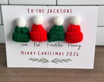 Cartão de Natal personalizado para a família, com design de gorro de tricô feito à mão e nomes personalizados (Reino Unido).