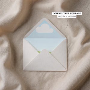 Könnte beinhalten: Ein weißer Umschlag mit hellblauem und grünem Innenraum, der ein Wolkenmuster aufweist. Der Umschlag ist geöffnet und zeigt das Innendesign. Text auf dem Bild: INNENFUTTER VORLAGE C6 (11,4 x 16,2 cm).