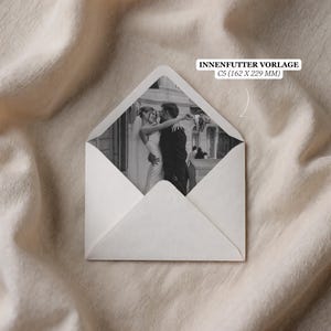 Könnte beinhalten: Ein weißer Umschlag mit einem Schwarz-Weiß-Foto eines sich umarmenden Paares. Der Umschlag liegt auf einem beigefarbenen, strukturierten Hintergrund. Auf dem Umschlag steht "INNENFUTTER VORLAGE C5 (162 X 229 MM)", was 16,2 x 22,9 cm entspricht.