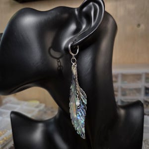 サイレンフェザー アワビの羽根イヤリング｜彫刻入りシェルイヤリング｜ハンドメイド ステートメントイヤリング｜スターリングシルバー、ゴールド、ローズゴールド、ユニークなイヤリングセット
