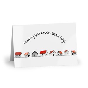 Carte de voeux blanche avec dessin de la maison, « Je vous envoie des câlins à la taille d'une maison », carte minimaliste avec enveloppe, blanc à l'intérieur, câlin en papier, ceinturon pour maman