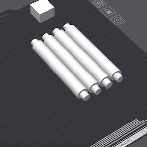 Puede incluir: Imagen renderizada en 3D que presenta cuatro objetos cil&iacute;ndricos blancos con extremos redondeados, dispuestos en paralelo. Un peque&ntilde;o cubo blanco se encuentra en la esquina superior izquierda. El conjunto sobre un fondo gris oscuro.