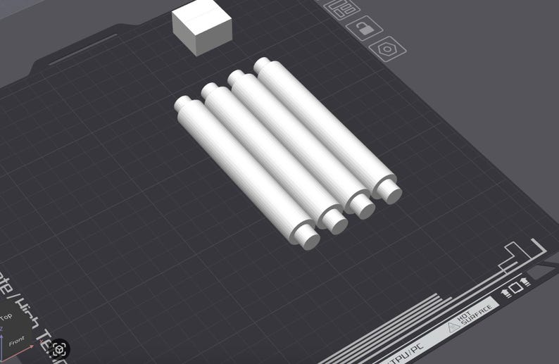 Puede incluir: Imagen renderizada en 3D que presenta cuatro objetos cil&iacute;ndricos blancos con extremos redondeados, dispuestos en paralelo. Un peque&ntilde;o cubo blanco se encuentra en la esquina superior izquierda. El conjunto sobre un fondo gris oscuro.