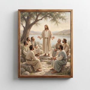 Puede incluir: Una impresión enmarcada que representa una escena religiosa. Una figura central con una túnica crema gesticula hacia un grupo de hombres sentados en rocas. El fondo presenta un lago, montañas y un árbol, todo dentro de un marco de madera.