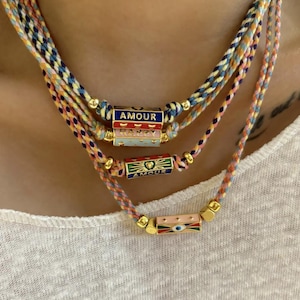 Collar con colgante de cuerda trenzada de estilo tribal hecho a mano con letras para mujer