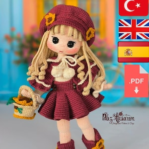 以下が含まれることがあります： 手作りのかぎ針編み人形。バーガンディ色のドレス、ベレー帽、黄色のアクセントが付いたブーツを着用しています。人形はブロンドの髪で、小さなバスケットを持っています。ドレスは白い襟と、お揃いのバーガンディ色のスカートです。人形の高さは約25cmです。