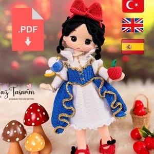 Puede incluir: Muñeca de ganchillo hecha a mano con un vestido azul y blanco, lazo y zapatos rojos. La muñeca sostiene una manzana roja y un pequeño pájaro azul. Hay setas decorativas en primer plano.
