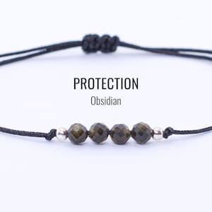 Puede incluir: Un juego de tres tazas de cerámica con un acabado mate moteado. Las tazas son de color crema, gris claro y gris oscuro. Cada taza tiene un diseño simple y minimalista y un asa redondeada.