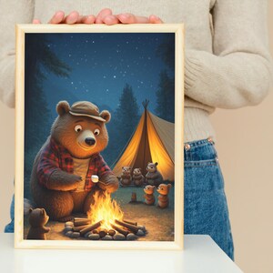 Stampa artistica di un falò con orsi in stile Pixar – Una famiglia di orsi sotto le stelle, una scena carina con tenda e cielo notturno, una decorazione da parete con animali stravaganti