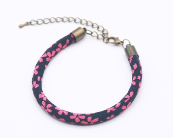 Pulsera Japonesa de Flor de Cerezo | Cordón Chirimen Azul Marino y Rosa | Ajustable