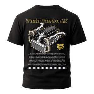 Puede incluir: Camiseta negra con una ilustración detallada de un motor LS biturbo. El diseño incluye el texto "Twin Turbo LS" en letras doradas y el logotipo "Tokyo Toms". La camiseta también tiene una descripción del motor.