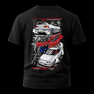 Puede incluir: Camiseta negra con un gráfico de tres coches estilizados con efectos de humo. El diseño incluye el texto "TOKYO TOMS" y "TYPE R". Los coches son en tonos de blanco, rojo y plata.