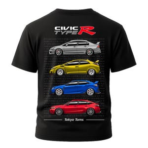 Pode incluir: Camiseta preta com ilustrações de carros Honda Civic Type R prateados, amarelos, azuis e vermelhos. A camisa inclui o texto "CIVIC TYPE R" e "Tokyo Toms".