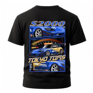 Puede incluir: Camiseta negra con un gráfico de un coche deportivo azul, el texto "S2000" y "Tokyo Toms". El diseño incluye un velocímetro y las palabras "Spoon Sports".