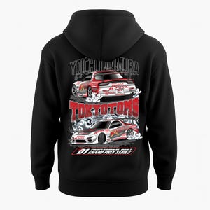 Könnte beinhalten: Schwarzer Kapuzenpullover mit einem Aufdruck von zwei Rennwagen in Rot und Weiß mit Raucheffekten. Der Text enthält "YOICHIMURA", "TOKYOTOMS" und "D1 GRAND PRIX SERIES".