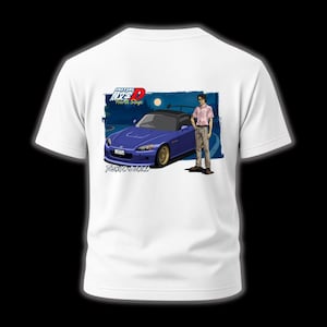 Op de afbeelding: Wit T-shirt met een afbeelding van een blauwe sportwagen met een zwart dak, een man en Japanse tekst. Het ontwerp bevat de tekst "INITIAL D Fourth Stage" en "TOSHIAKI JOSHIMA".