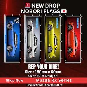 Op de afbeelding: Vier Nobori-vlaggen met Mazda RX-serie auto's in blauw, wit, geel en rood. Elke vlag heeft een ander auto-ontwerp. De vlaggen zijn 180 cm x 60 cm groot. Tekst bevat "New Drop", "Rep Your Ride" en "Mazda RX Series".