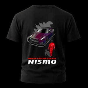 Puede incluir: Camiseta negra con un gráfico de un coche Nissan Skyline GTR R35 morado y granate, un piloto de carreras rojo y la palabra "NISMO". El texto "NISSAN SKYLINE GTR R35" también está impreso en la camiseta.