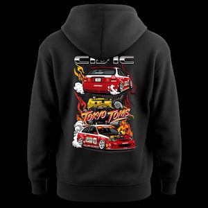 Puede incluir: Sudadera con capucha negra con un diseño de tres coches de carreras rojos y amarillos con los textos "CIVIC" y "TOKYO TOMS". Los coches están representados con llamas y humo. El diseño está en la parte trasera de la sudadera.