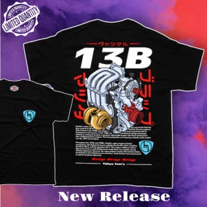 Pode incluir: Camiseta preta com uma ilustração branca e vermelha de um motor de carro com o texto "13B" e "Brop Brop Brop Tokyo Tom's" impresso na frente.