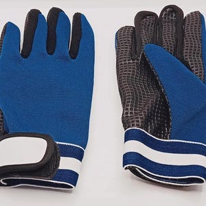 Könnte beinhalten: Paar blaue und schwarze Arbeitshandschuhe. Die Handschuhe haben einen blauen Stoffrücken und eine schwarze, strukturierte Handfläche und Finger. Der Handgelenkbereich hat weiße Streifen und einen weißen Klettverschluss für einen sicheren Sitz. Die Handschuhe sind für Schutz und Griffigkeit konzipiert.