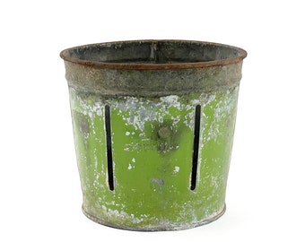 Vintage 1940s Green Distressed Galvanized Metal 2 Quart Dry Measure Berry Bucket