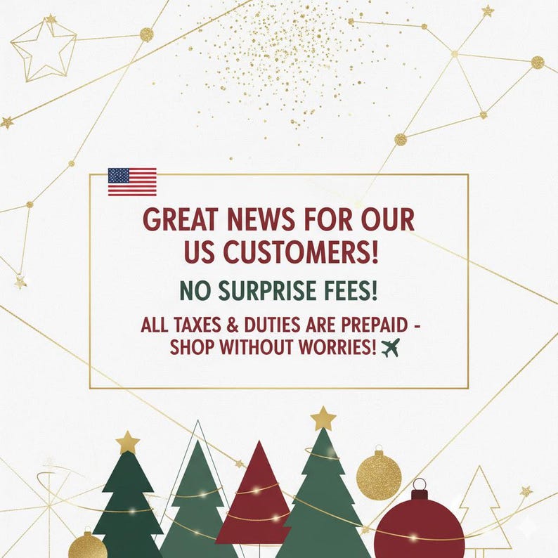 Pode incluir: Um gr&aacute;fico festivo com o texto "GREAT NEWS FOR OUR US CUSTOMERS! NO SURPRISE FEES! ALL TAXES & DUTIES ARE PREPAID - SHOP WITHOUT WORRIES!". A imagem inclui &aacute;rvores de Natal, ornamentos e um design de constela&ccedil;&atilde;o.