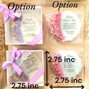 Pode incluir: Presentes para o Dia das M&atilde;es, dispon&iacute;veis em caixa ou saco. Cada presente tem aproximadamente 7 cm. A op&ccedil;&atilde;o em caixa apresenta uma fita lavanda. Os presentes t&ecirc;m o texto "Happy Mother's Day" e um vers&iacute;culo b&iacute;blico.