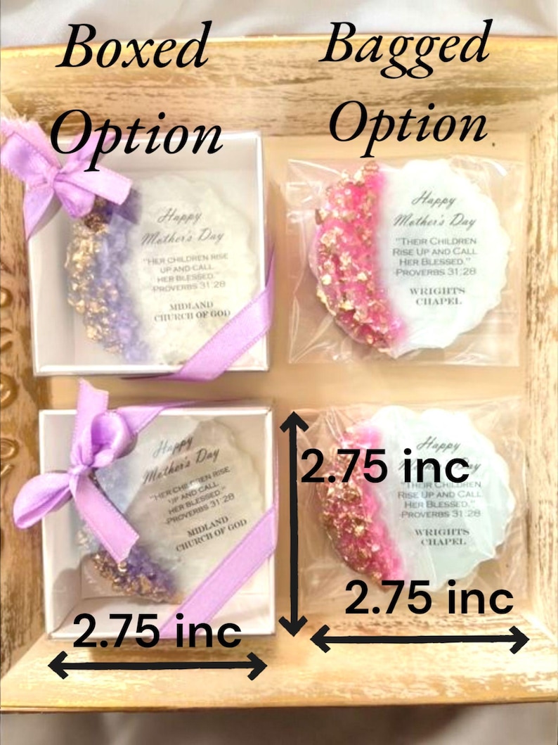 Pode incluir: Presentes para o Dia das M&atilde;es, dispon&iacute;veis em caixa ou saco. Cada presente tem aproximadamente 7 cm. A op&ccedil;&atilde;o em caixa apresenta uma fita lavanda. Os presentes t&ecirc;m o texto "Happy Mother's Day" e um vers&iacute;culo b&iacute;blico.