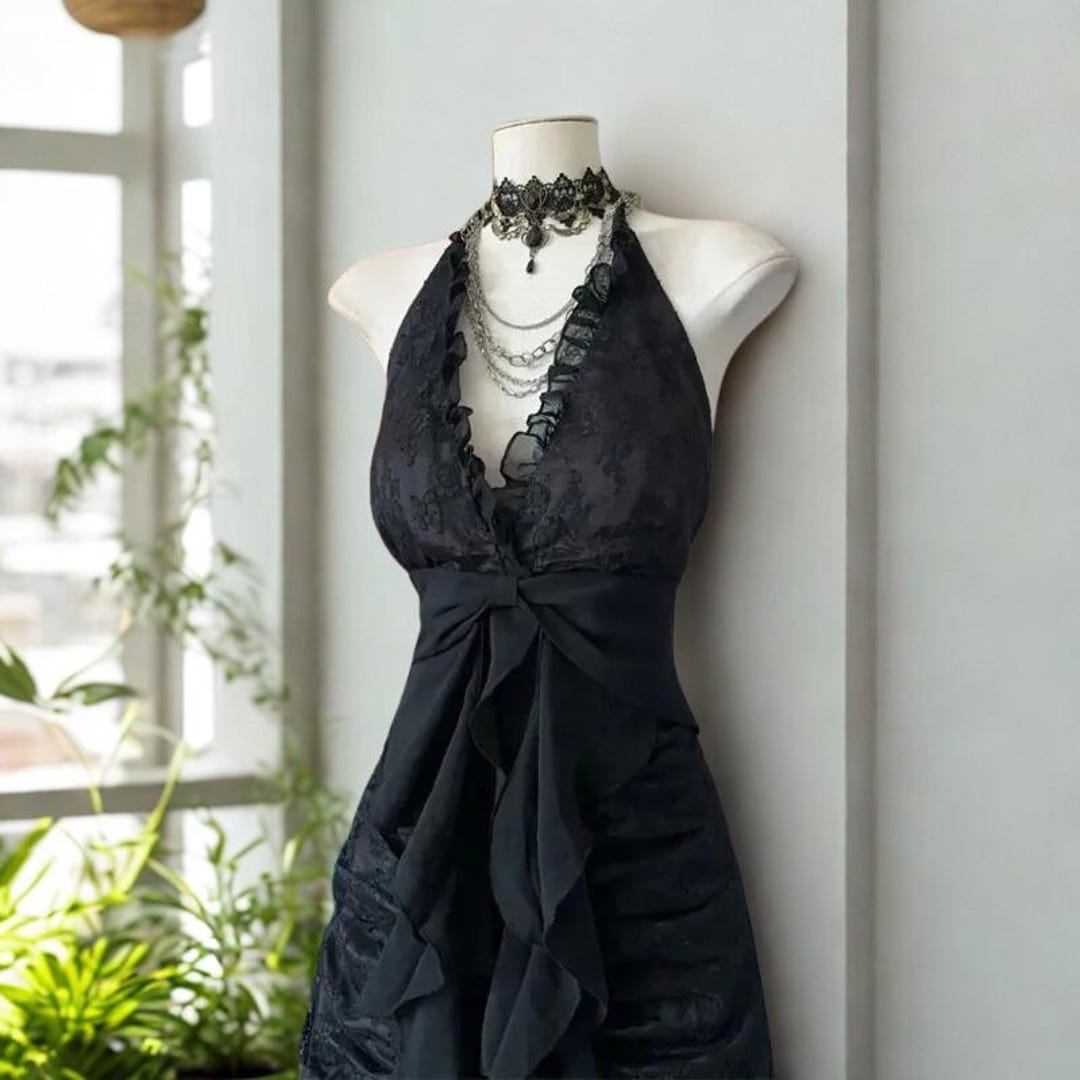 Robe Noire Torrid En Dentelle - Col V, Genoux, Style Gothique/emo - Taille 10 - Neuf Sans étiquettes