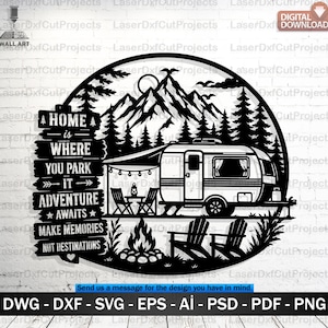 Könnte beinhalten: Ein schwarzes, kreisförmiges Wandkunst-Design mit einer Campingszene, bestehend aus einem Wohnwagen, einem Lagerfeuer, zwei Stühlen und einem Bergwald. Der Text lautet: HOME IS WHERE YOU PARK IT, ADVENTURE AWAITS, MAKE MEMORIES NOT DESTINATIONS.
