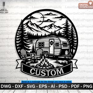 Puede incluir: Arte mural cortado con láser en blanco y negro que representa una caravana, montañas, árboles y una escena de fogata. La palabra "CUSTOM" se muestra en una pancarta. Incluye formatos de archivo de descarga digital: DWG, DXF, SVG, EPS, AI, PSD, PDF y PNG.