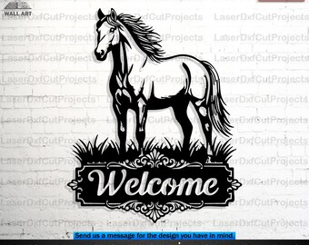 Può includere: Arte da parete tagliata al laser in bianco e nero con un cavallo in piedi sull'erba sopra un cartello con la scritta "Welcome". Il design include il testo "DOWNLOAD DIGITALE" e le opzioni di formato file.