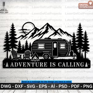 Puede incluir: Arte de pared de metal negro con una caravana, montañas, árboles y el texto "ADVENTURE IS CALLING". Incluye una fogata, sillas y una mesa. Descarga digital disponible en varios formatos de archivo.