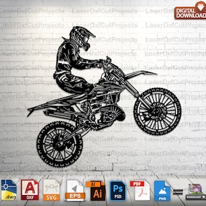 Può includere: Silhouette in bianco e nero di un pilota di motocross che esegue uno stunt su una moto da cross. Il pilota indossa un casco e degli occhiali. La moto ha due ruote e un design dettagliato.