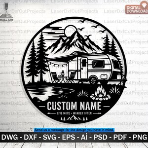 Könnte beinhalten: Ein kreisförmiges Wandbild in Schwarz-Weiß mit einem Campingwagen, Tannen, Bergen, einer Sonne und einem Lagerfeuer. Der Text lautet CUSTOM NAME und LIVE MORE WANDER OFTEN. Dies ist eine digitale Datei für Laserschneideprojekte.