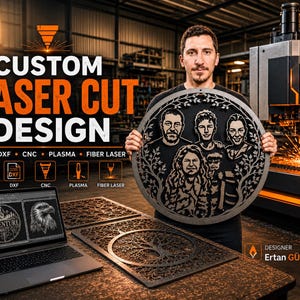 Può includere: Un uomo tiene in mano un design in metallo tagliato al laser personalizzato con un ritratto di famiglia. L'immagine include un laptop che mostra un design, ritagli di metallo e il testo "CUSTOM LASER CUT DESIGN".